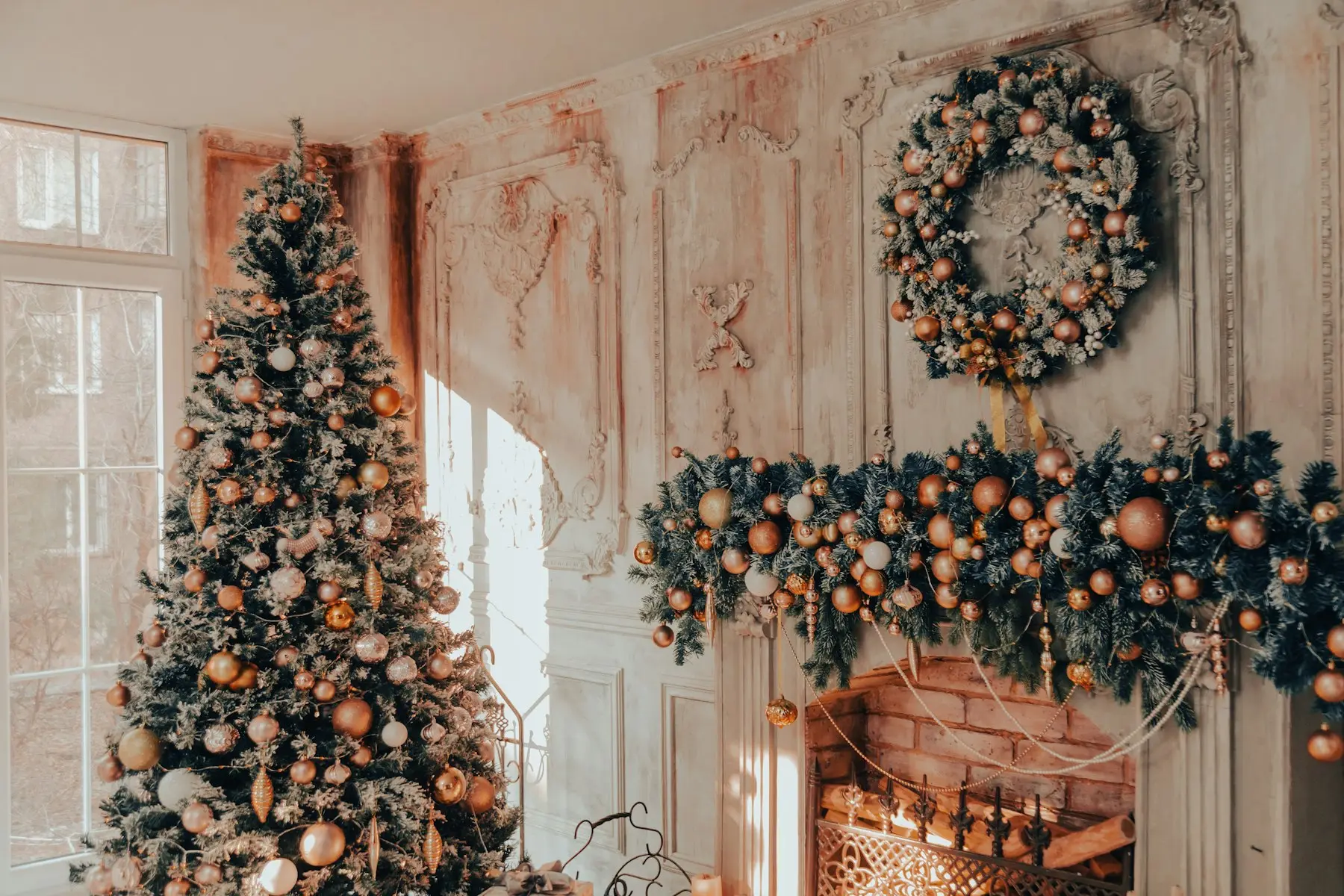 Salon de Noël aux tons neutres avec sapin décoré, couronne et guirlande